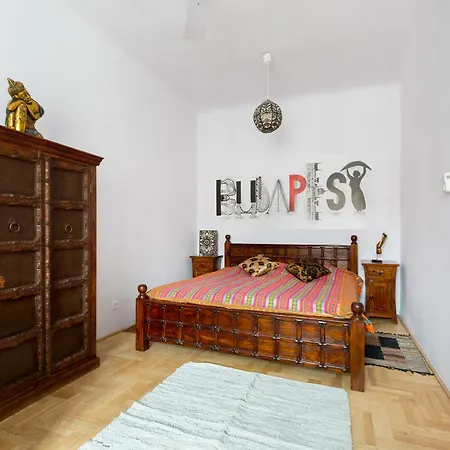 Bpm - Exotic And Buddha In Soho Apartment Budapest